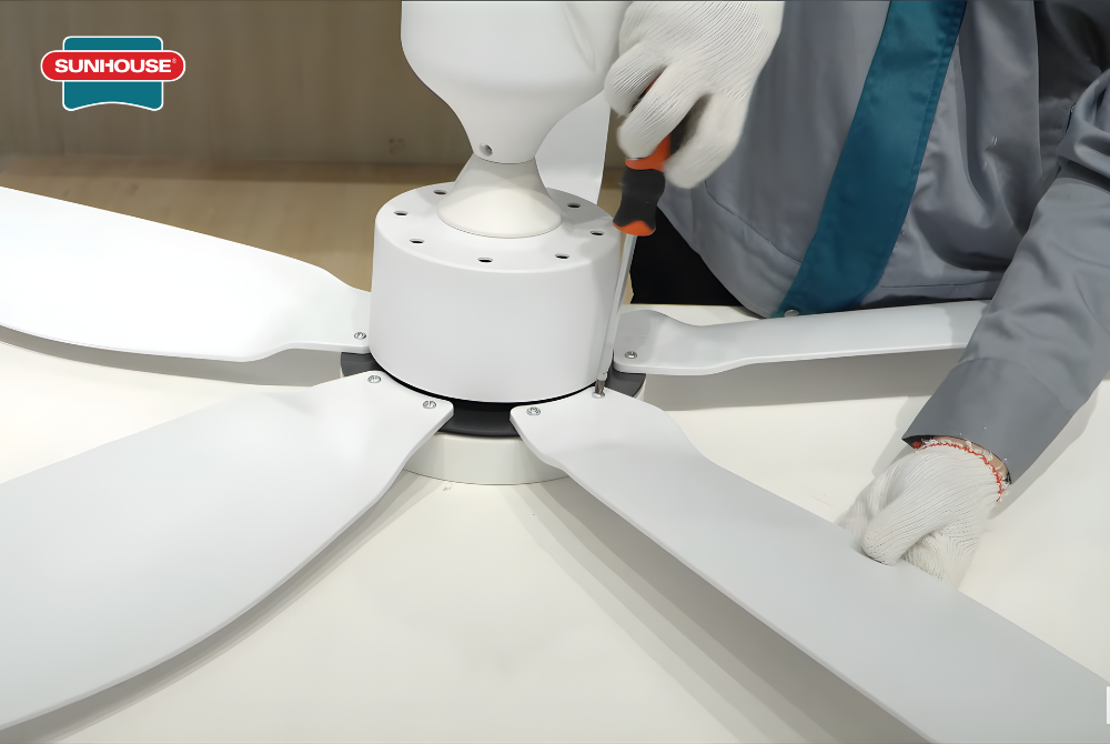 Bạn nên kiểm tra quạt định kỳ 6 - 12 tháng cũng như kiểm tra lại các mối nối và ốc vít