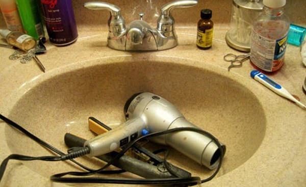 Những sai lầm trong sử dụng máy sấy tóc dẫn đến nguy hiểm tính mạng