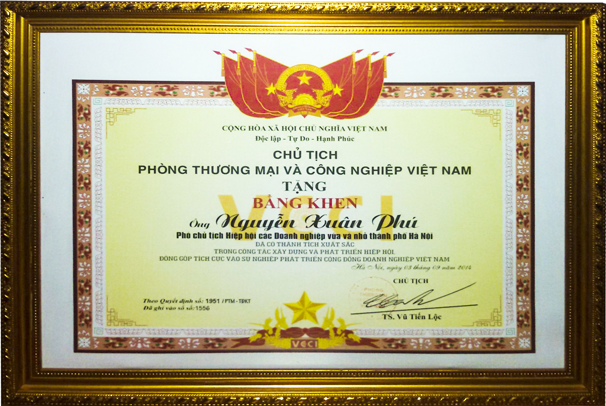 Phó chủ tịch Hiệp hội các doanh nghiệp vừa và nhỏ TP Hà Nội Nguyễn Xuân Phú nhận bằng khen của Chủ tịch Phòng Thương mại và Công nghiệp Việt Nam