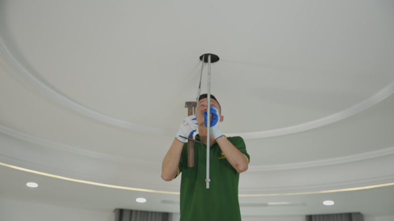 Bạn cần khoét một lỗ trên trần thạch cao ngay vị trí tâm để lắp đặt khung gia cố