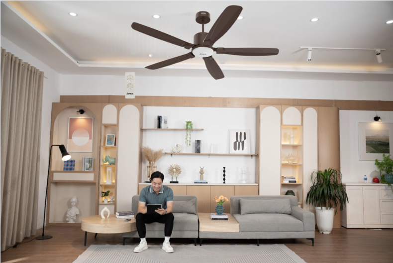 Quạt trần SUNHOUSE APEX APF7682B với màu nâu hiện đại, cá tính