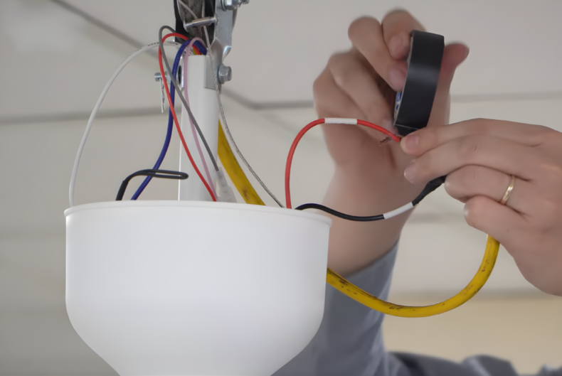 Kiểm tra trục quay và đấu nối bên trong thiết bị.