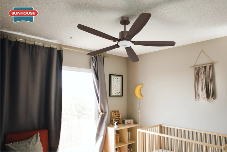 Quạt trần SUNHOUSE 5 cánh APF7682B nổi bật với thiết kế 5 cánh bầu, tông màu nâu cá tính và sang trọng