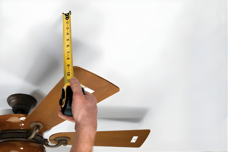 Đo và cân chỉnh lại cánh quạt là giải pháp khắc phục quạt quay chậm do cánh cong vênh.