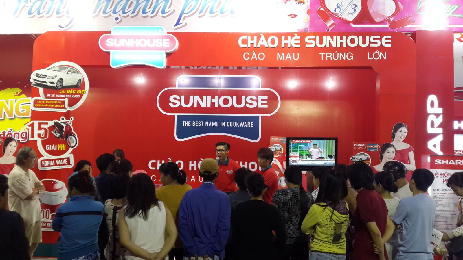 Sunhouse trao quà cho những khách hàng may mắn đầu tiên trúng thưởng chương trình khuyến mãi 100% 2