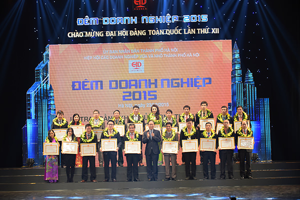 SUNHOUSE vinh dự được nhận nhiều bằng khen cao quý  của UBND TP Hà Nội  trong “Đêm doanh nghiệp 2015”