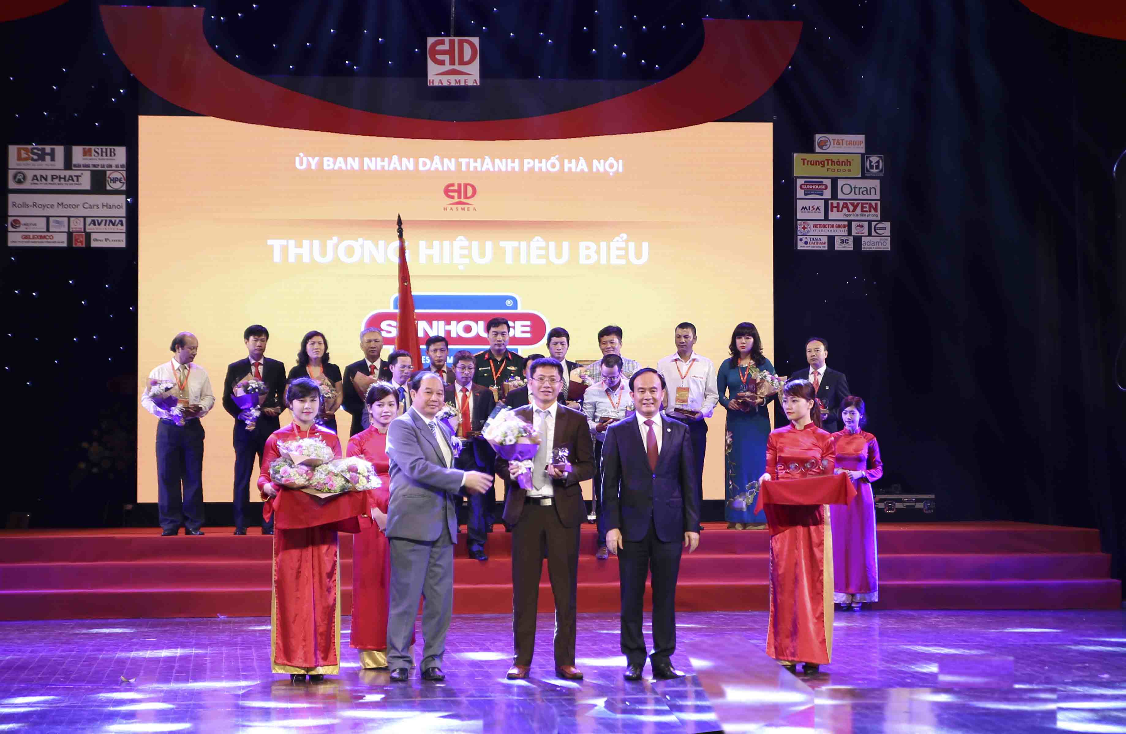 Tập đoàn Sunhouse chúc mừng Hiệp hội các Doanh nghiệp vừa và nhỏ Thành phố Hà Nội kỷ niệm 20 năm thành lập và đón nhận Huân chương Lao động hạng III 1