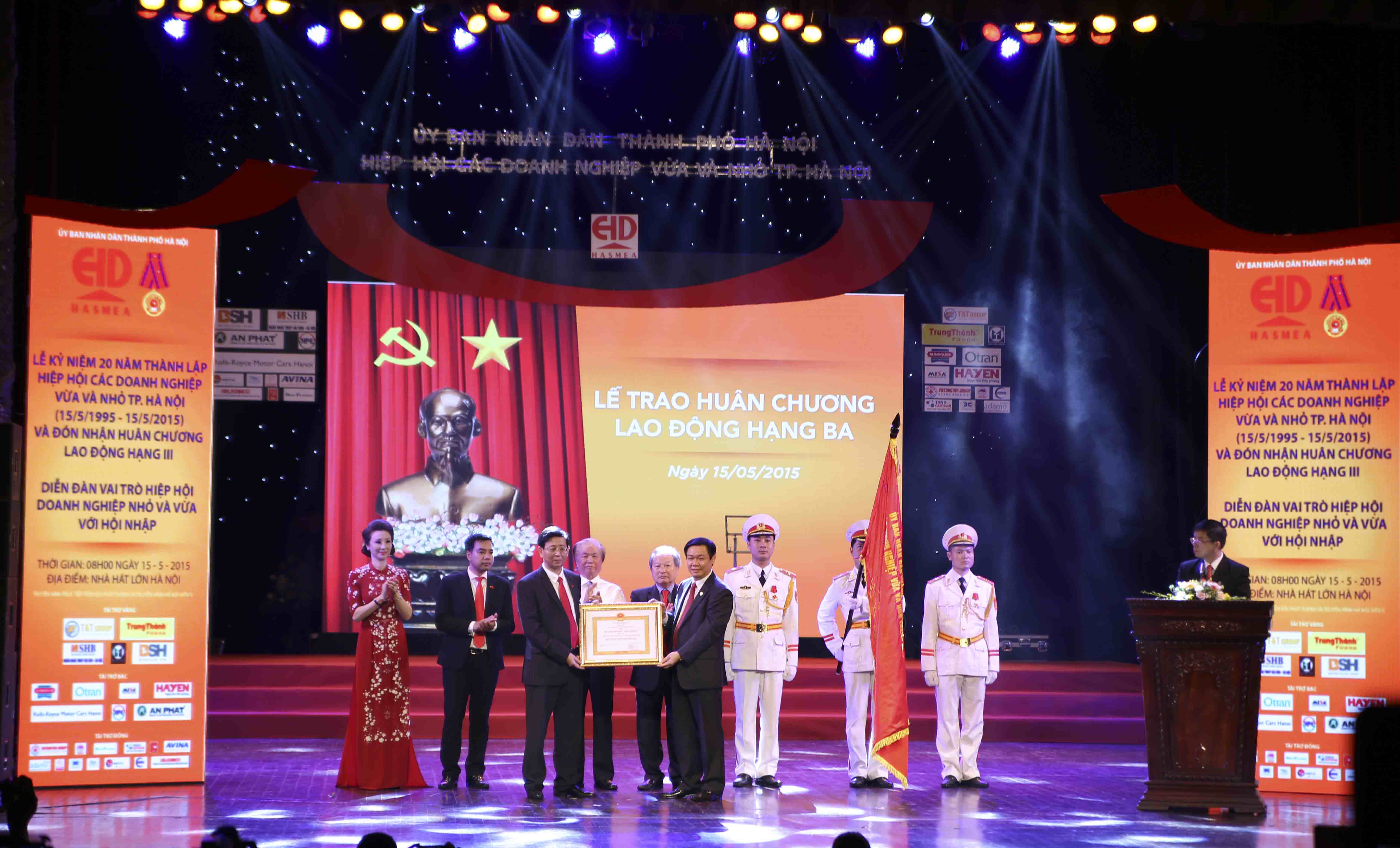 Tập đoàn Sunhouse chúc mừng Hiệp hội các Doanh nghiệp vừa và nhỏ Thành phố Hà Nội kỷ niệm 20 năm thành lập và đón nhận Huân chương Lao động hạng III