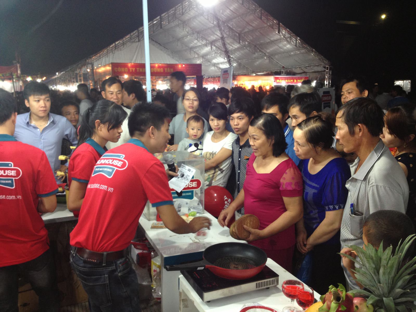 Tập đoàn Sunhouse tổ chức chương trình “Tri ân khách hàng” tại Hội chợ Hàng Việt khu vực Đông Bắc-Bắc Giang 2013 1