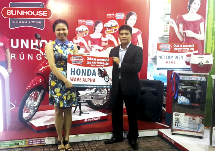 Tập đoàn Sunhouse trao giải tới tay khách hàng đầu tiên trúng thưởng xe máy Wave α