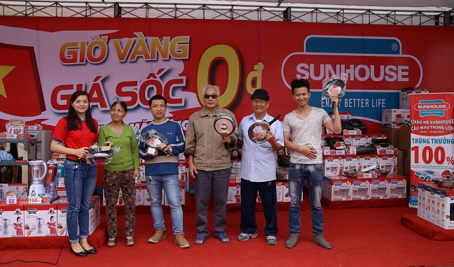 Tập đoàn Sunhouse trao giải tới tay khách hàng tiếp theo trúng thưởng xe máy Wave α 1