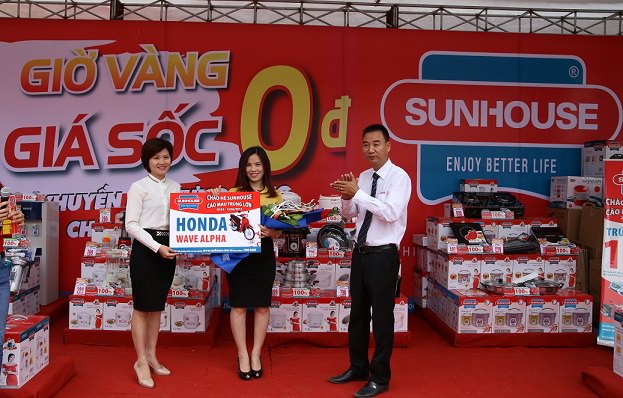 Tập đoàn Sunhouse trao giải tới tay khách hàng tiếp theo trúng thưởng xe máy Wave α