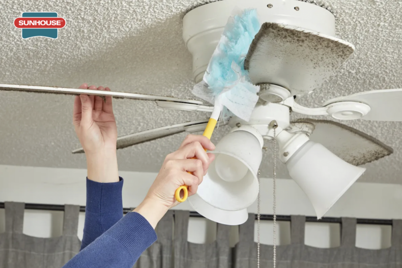 Vệ sinh thân quạt và động cơ trước tiên