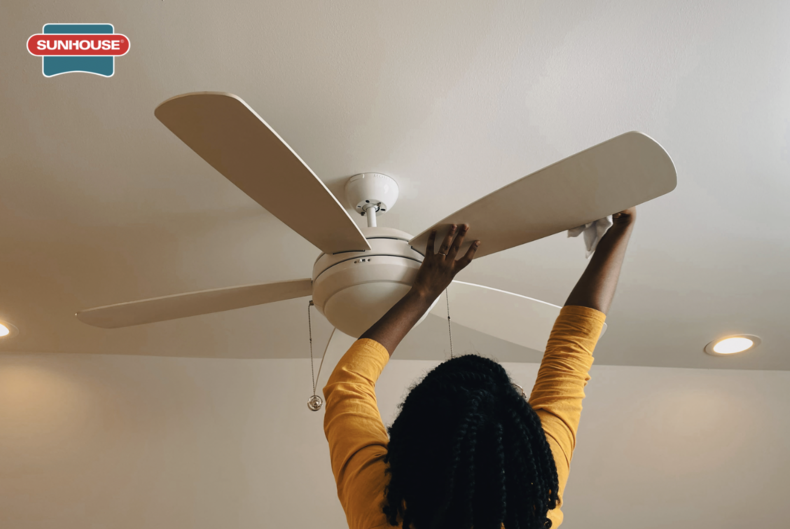 Lau chùi nhẹ nhàng và tránh sử dụng chất tẩy rửa mạnh khi vệ sinh quạt trần