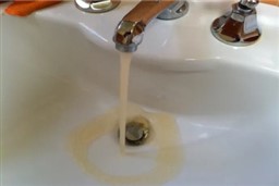 nước sinh hoạt bị vàng